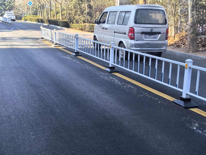 道路隔離墩常見的固定方式