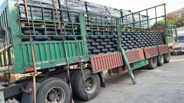 又一批護欄底座順利發(fā)車，高效保障項目進度